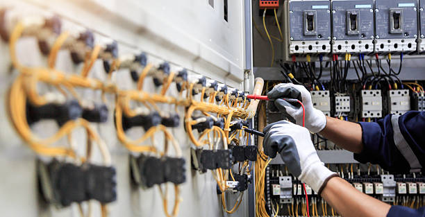 Professional Electrician technician working in Castle Point, MO